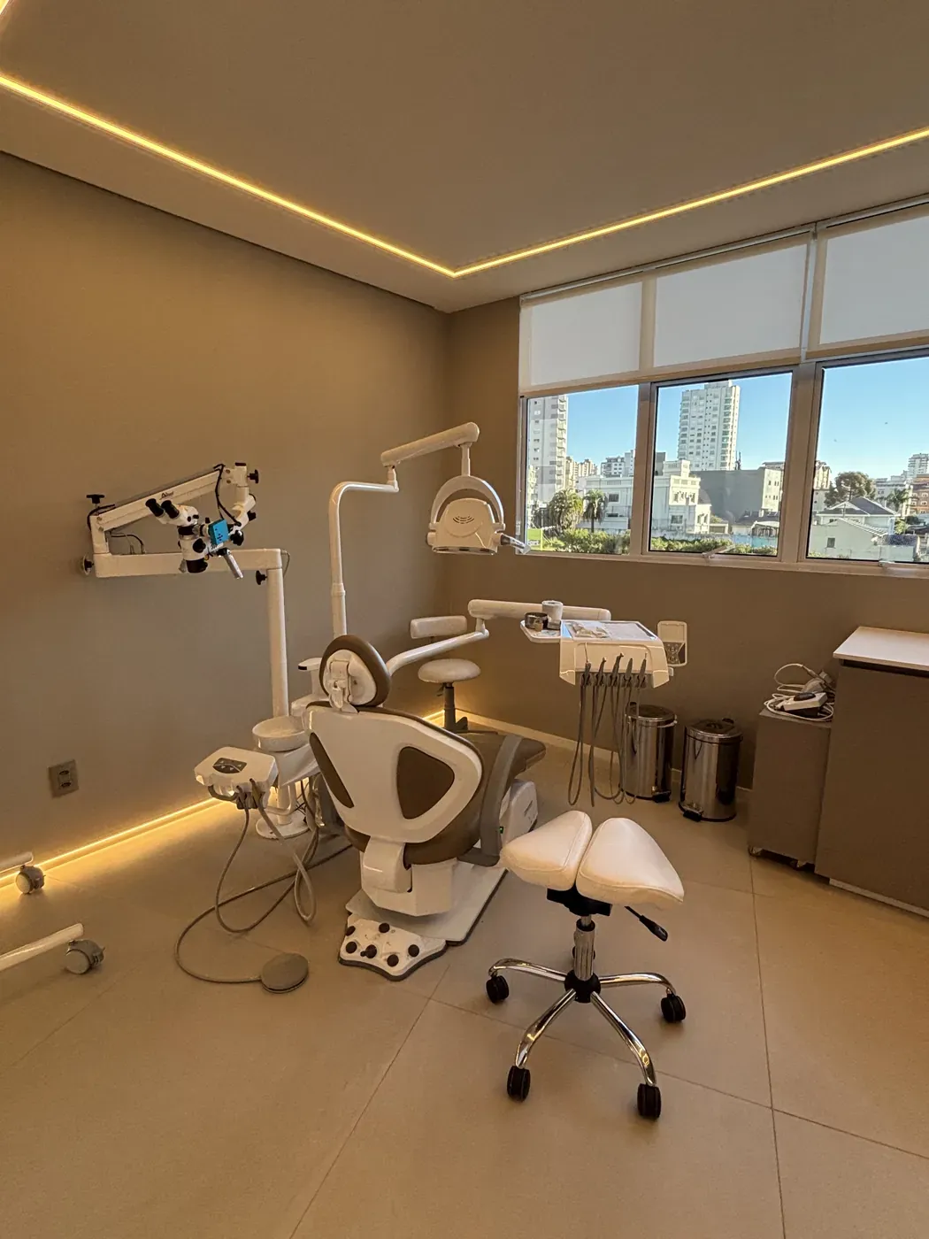 Consultório da LINEARE com o microscópio odontológico posicionado sobre a cadeira.